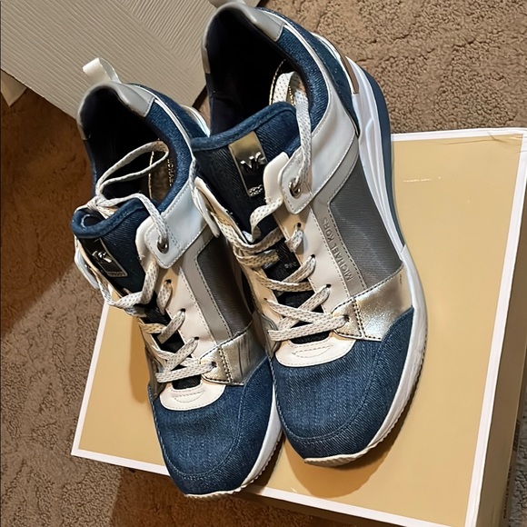 Michael Kors Blue and White Sneakers with Sporty Design and Comfortable Padding - Picture 3 of 8